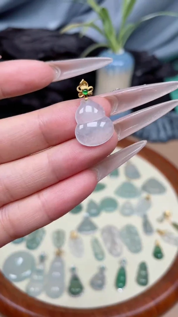 翡翠18K金镶嵌颈饰葫芦