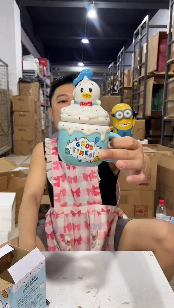 瓷片原盒松松造型唐老鸭带盖杯