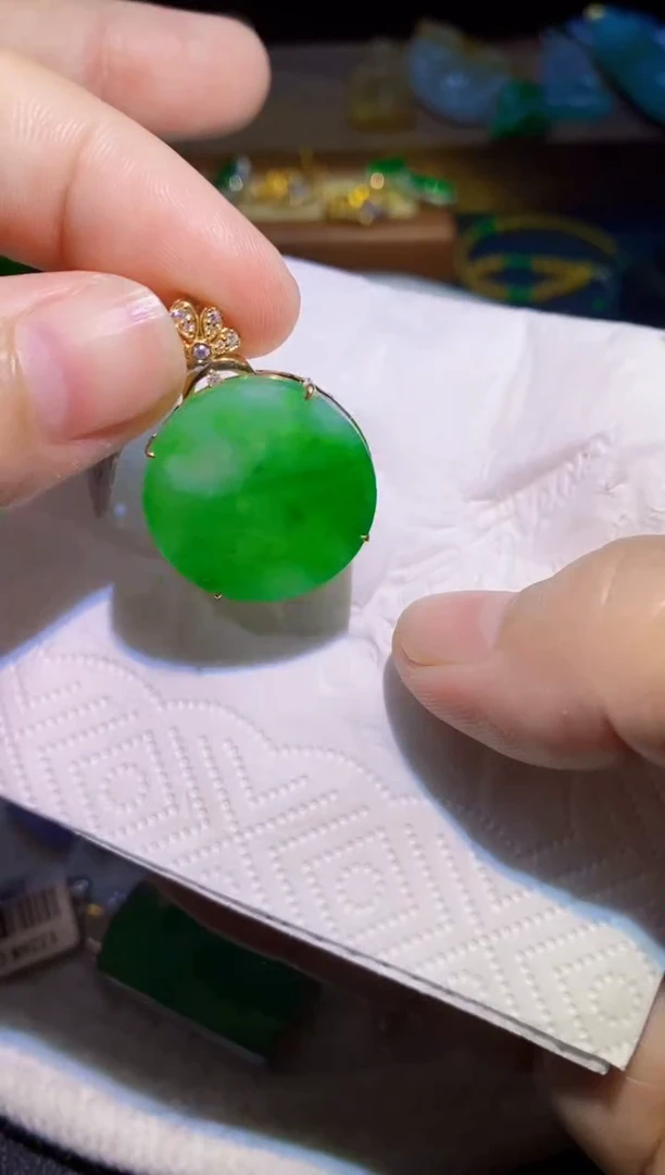 翡翠18K金镶嵌颈饰圆牌