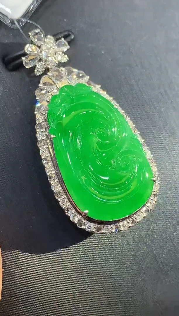 吊坠(不含链)18K金镶嵌翡翠潮**人JS多样性发其一