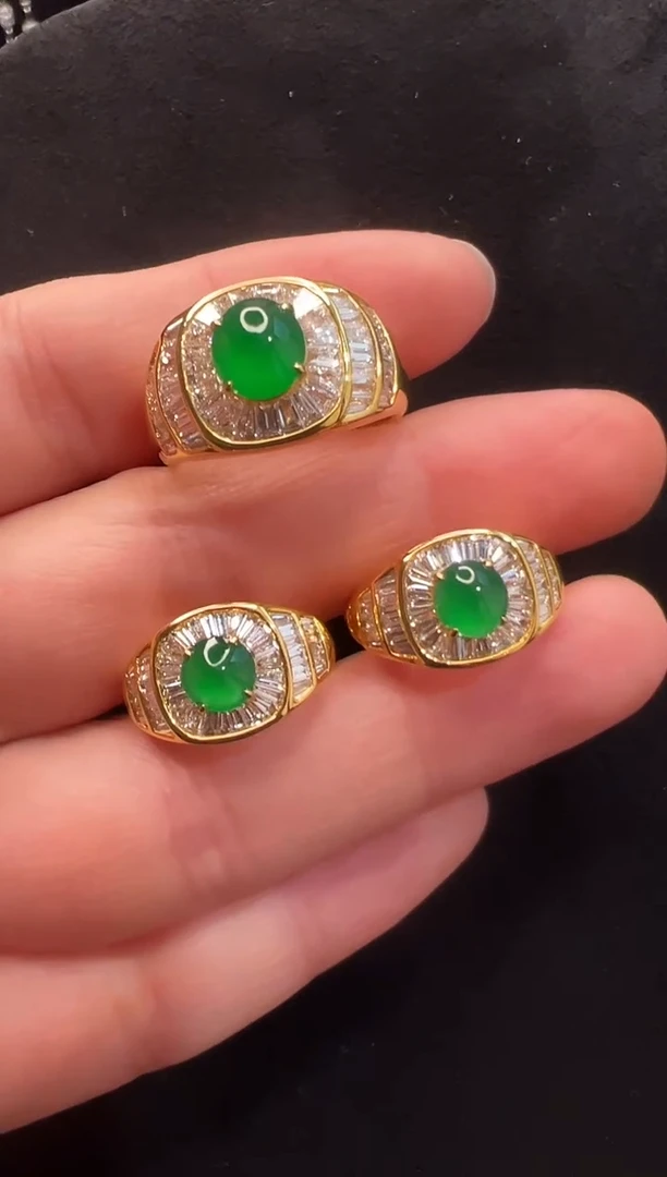 18K金镶嵌翡翠耳饰高冰浓阳绿蛋面套装