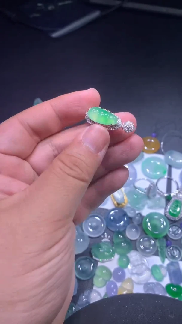 颈饰18K金镶嵌翡翠豆子