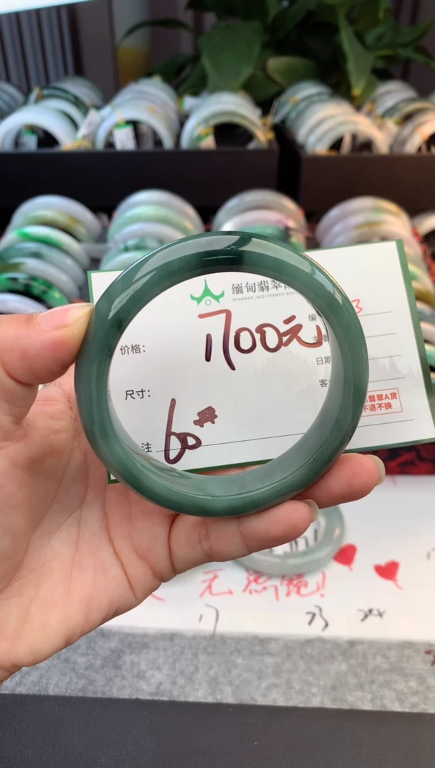 未镶嵌定制翡翠毛货需精细抛光+多人