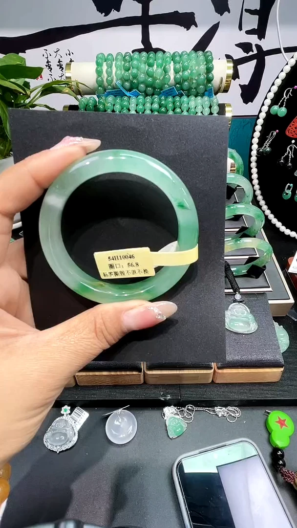 未镶嵌手镯石英质玉（非洲翠）手镯
