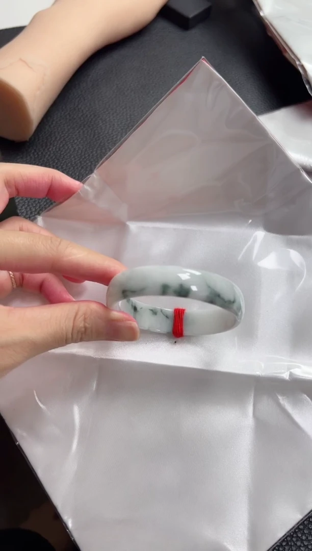 翡翠手镯未镶嵌圈口53白底飘花