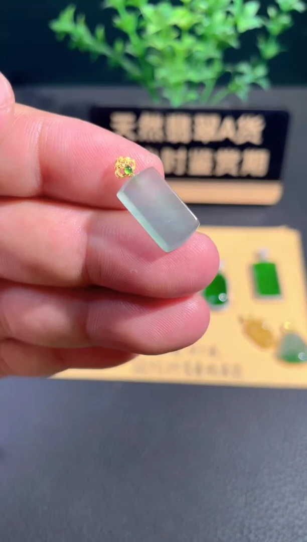 颈饰18K金镶嵌翡翠翡翠
