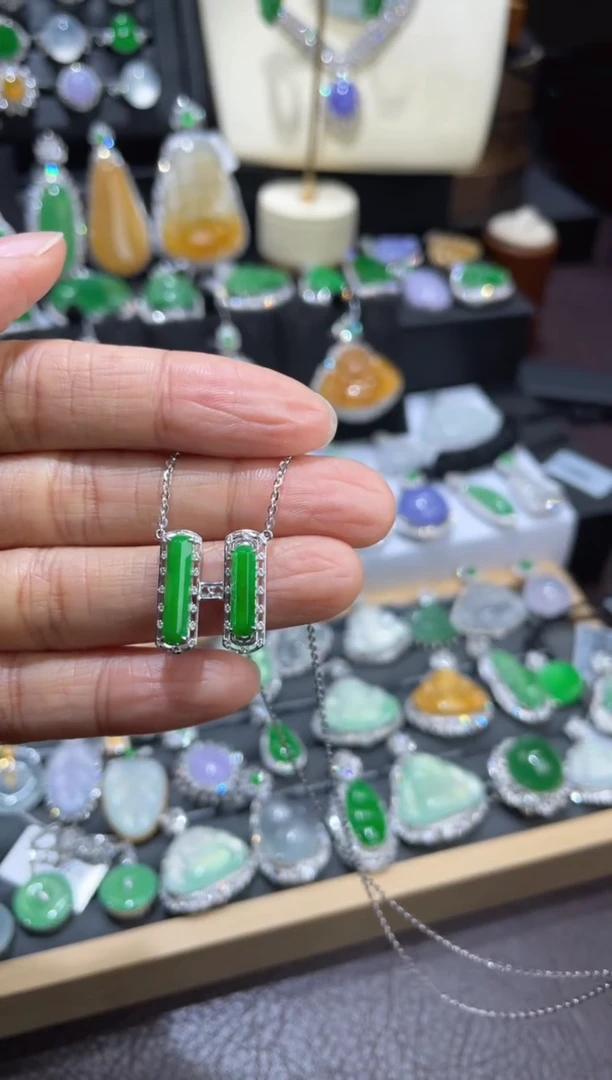 吊坠(赠链)18K金镶嵌翡翠ZHG01020-19