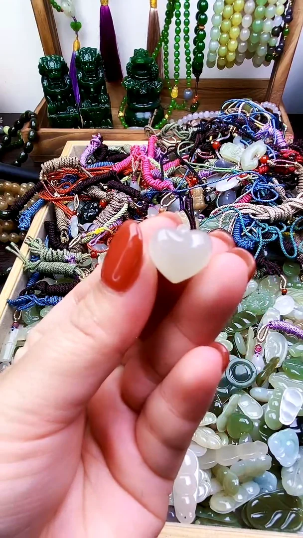 和田玉未镶嵌颈饰吊坠