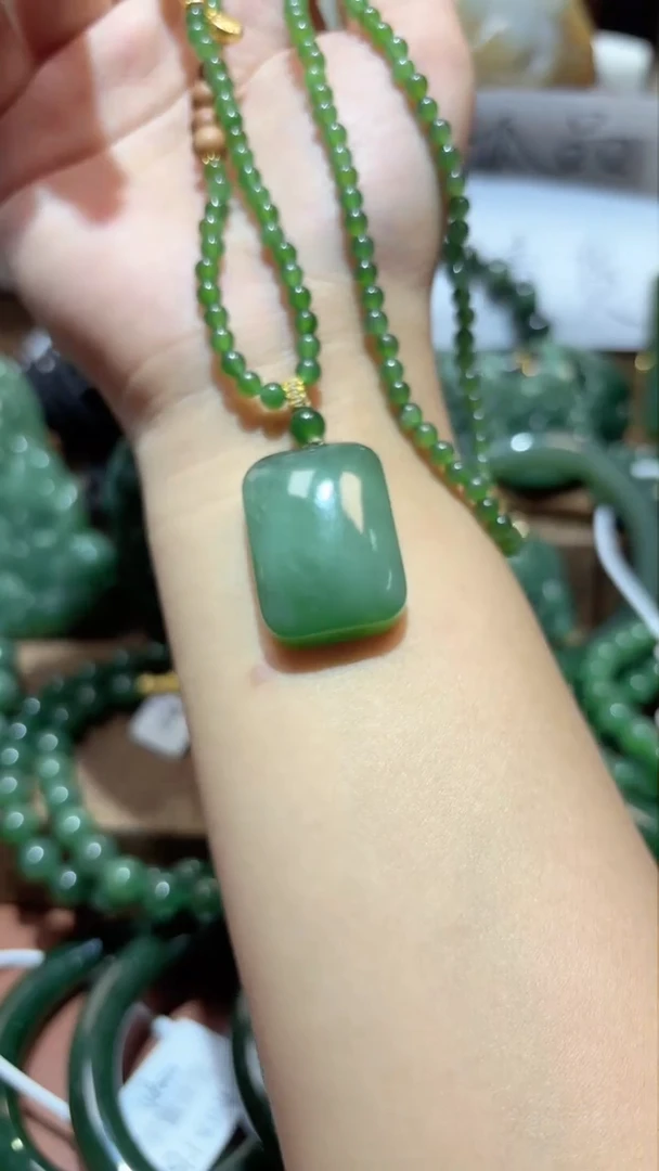 颈饰未镶嵌和田玉（碧玉）1