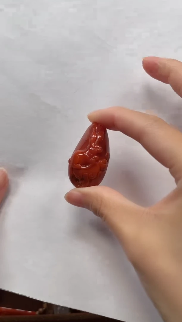 颈饰未镶嵌南红玛瑙俊*娘吊坠