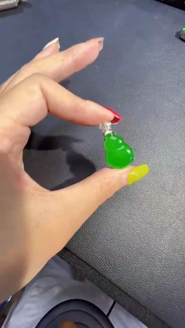 定制翡翠未镶嵌翡翠A货有轻微色差属于正常现象，葫芦1