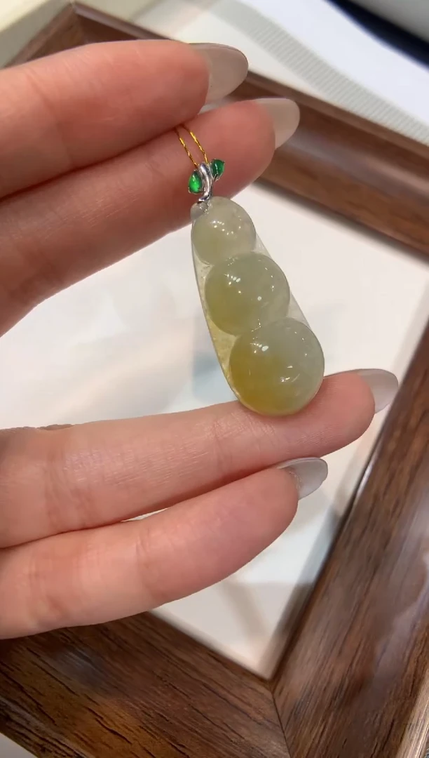 颈饰18K金镶嵌翡翠福豆