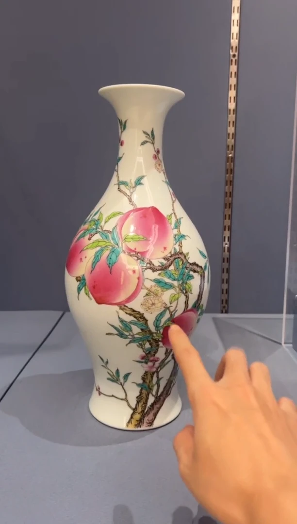 宁封窑仿清雍正粉彩蝠桃《福寿》纹橄榄瓶