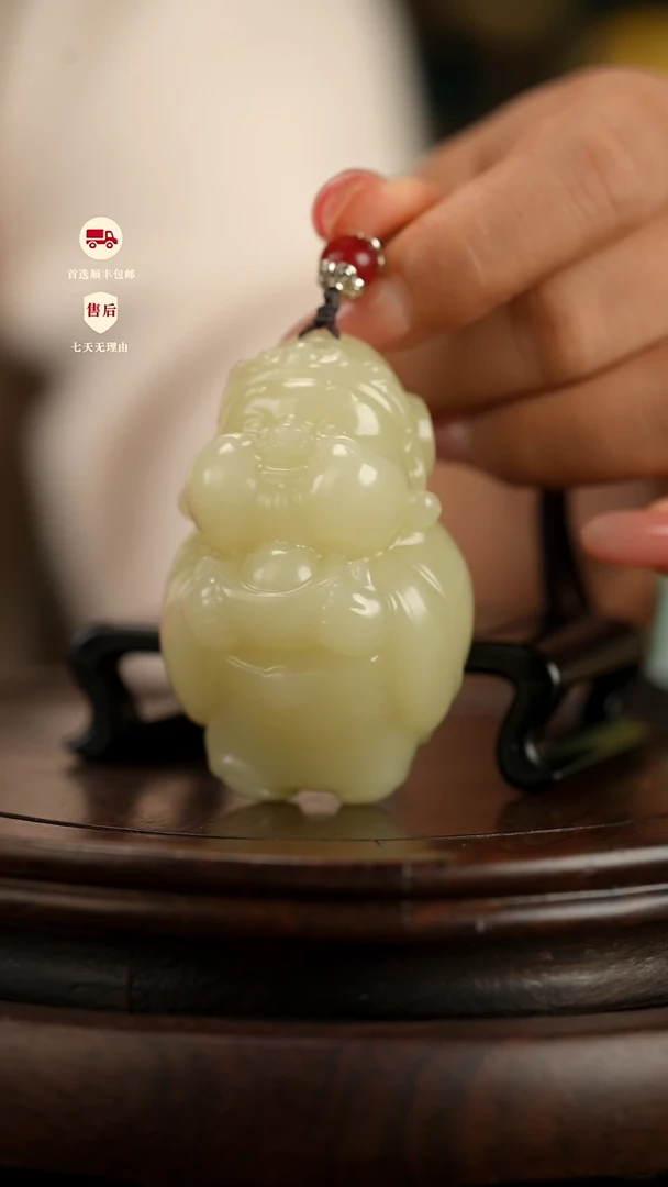 云南石竹叶青雕刻：丰盈在握手把件