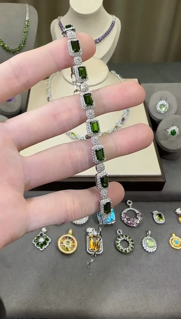 银S925镶嵌透辉石手链6*8mm手链简约设计款