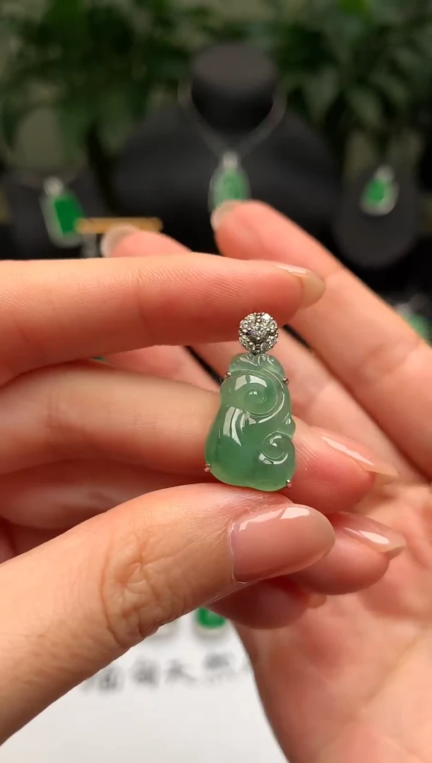 颈饰18K金镶嵌翡翠如意