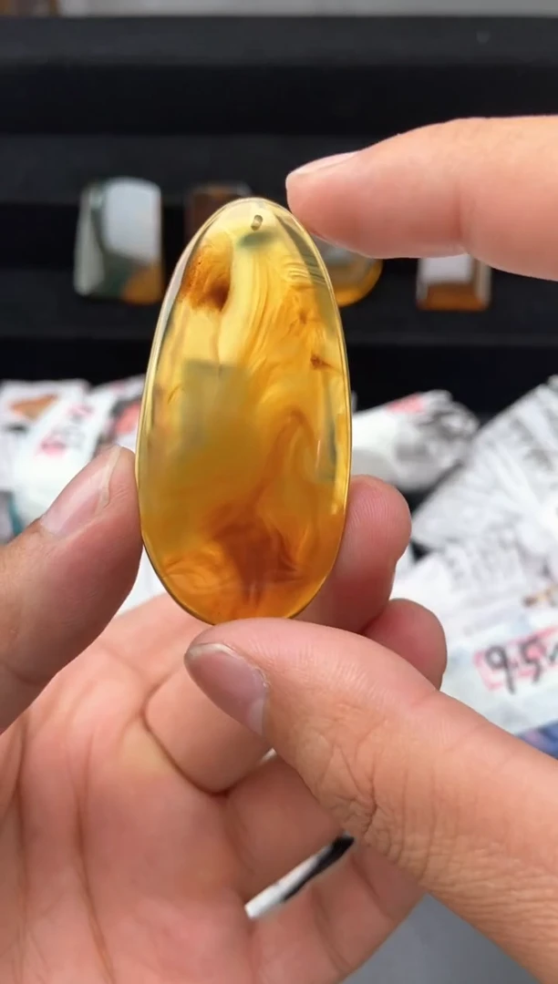 琥珀颈饰未镶嵌金棕珀随形吊坠