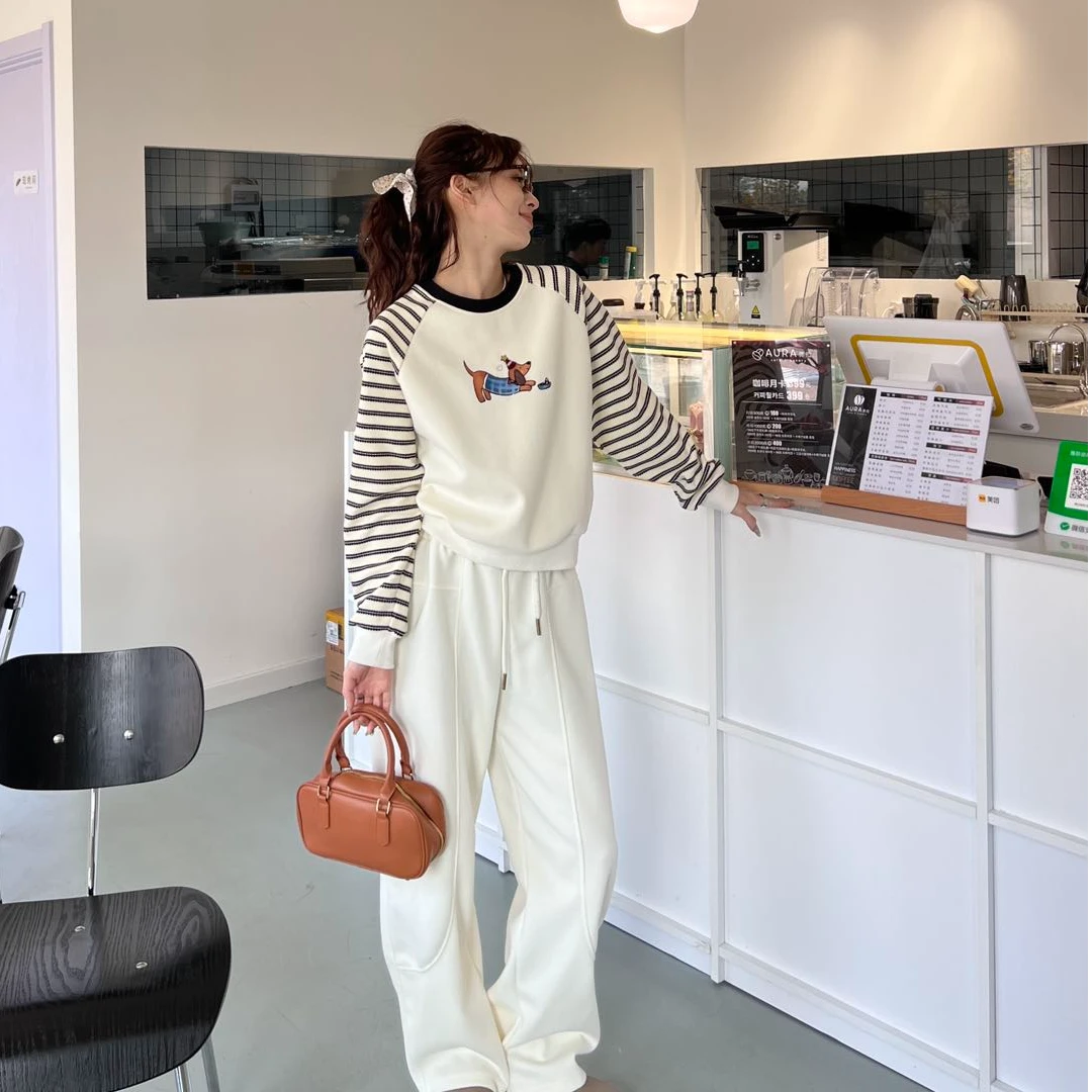 020 【春季新款】插肩袖条纹拼接腊肠狗圆领卫衣(8621)