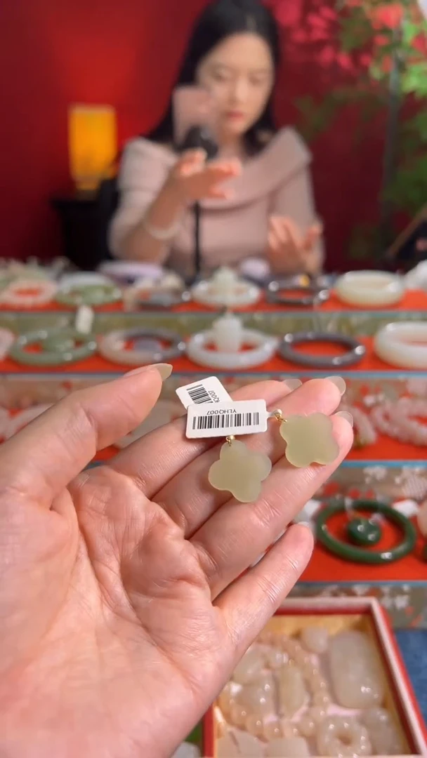 颈饰18K金镶嵌和田玉冰晴四叶草