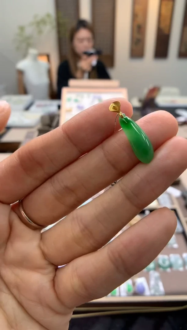 颈饰18K金镶嵌翡翠福瓜