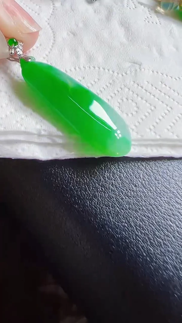 颈饰18K金镶嵌翡翠瓜