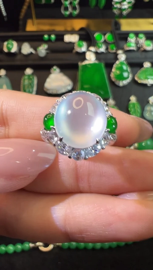 18K金镶嵌戒指翡翠玻璃种白冰蛋面戒指