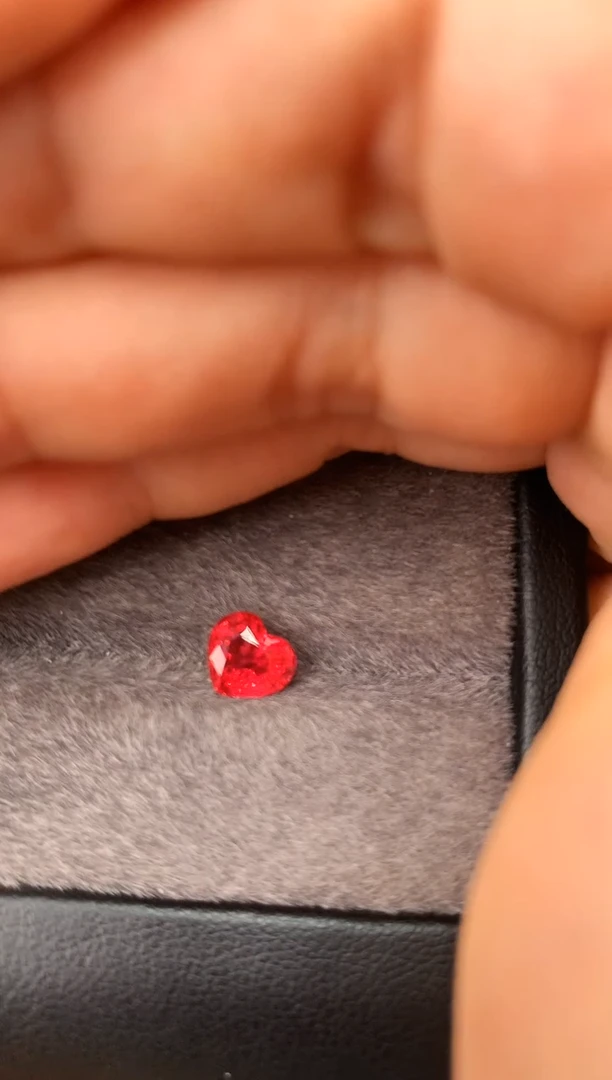 未镶嵌裸石定制尖晶石心型 高色色调 1.33ct