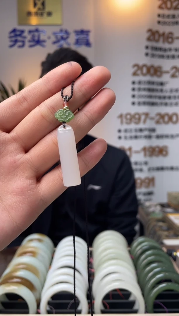 颈饰未镶嵌和田玉白玉翎管吊坠一件