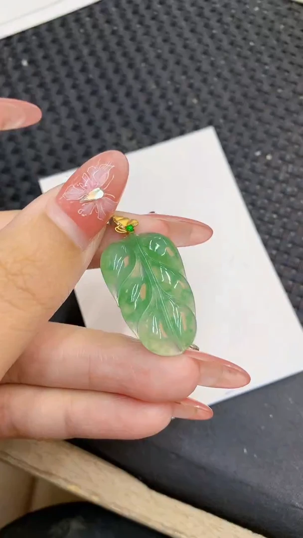 颈饰18K金镶嵌翡翠1