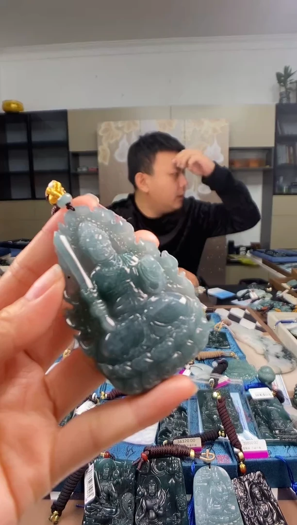 颈饰未镶嵌翡翠  多样性发其一