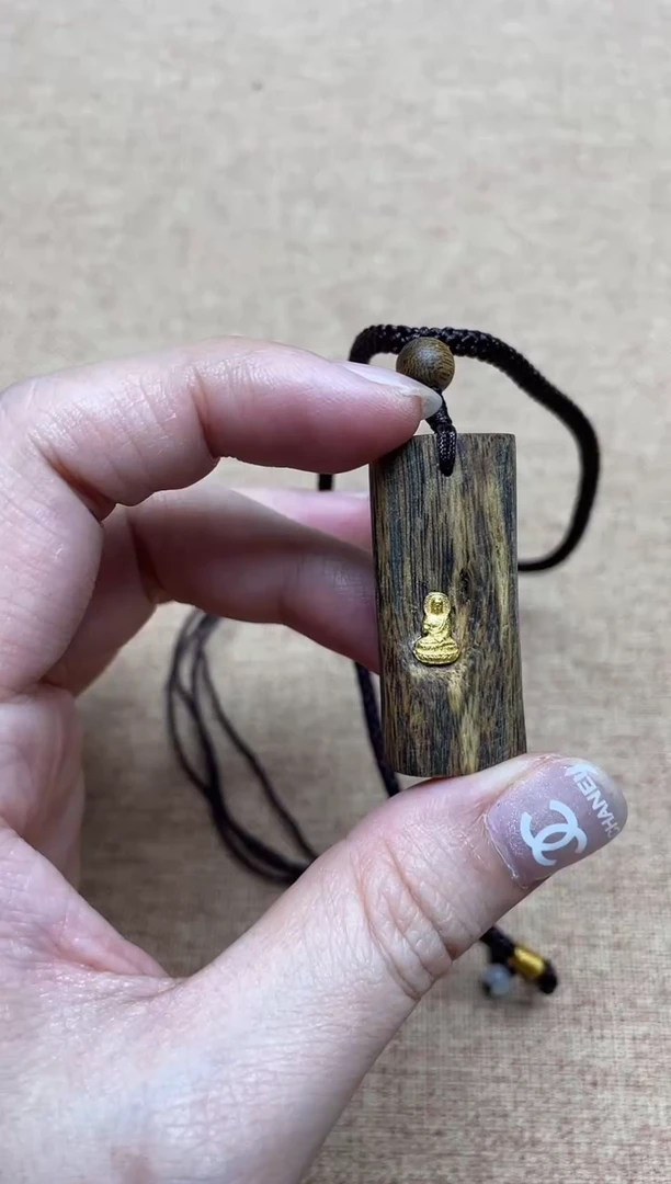 沉香吊坠M****～红金猊吊坠多样性发其一