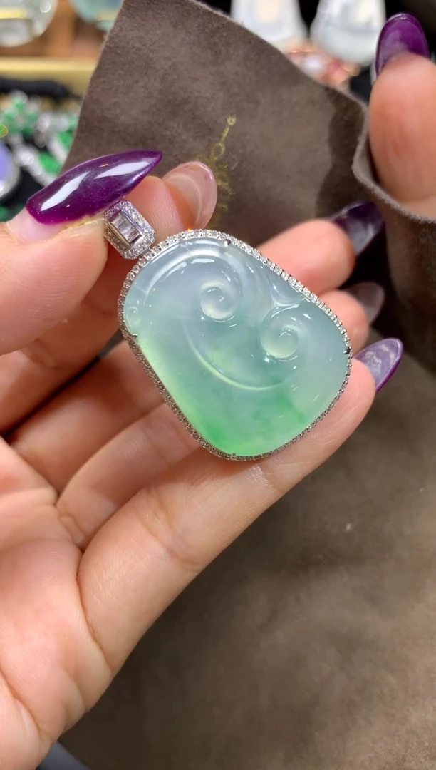 颈饰18K金镶嵌翡翠翡翠如意（福利好价）