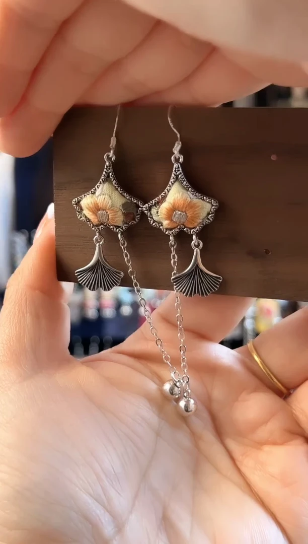 织绣民族风老绣饰品481