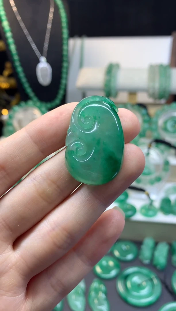 吊坠(不含链)未镶嵌石英质玉（非洲翠）满绿如意
