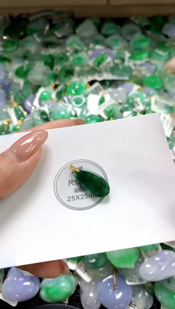 颈饰18K金镶嵌翡翠1111111111111111