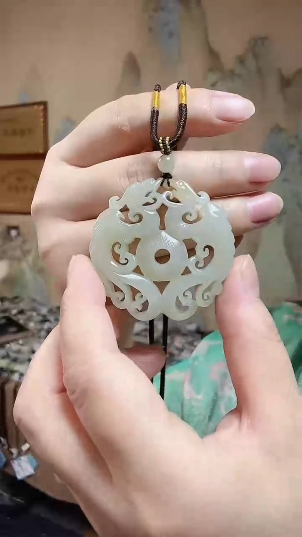 和田玉未镶嵌颈饰.