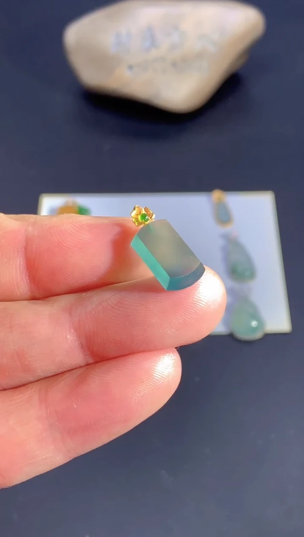 颈饰18K金镶嵌翡翠