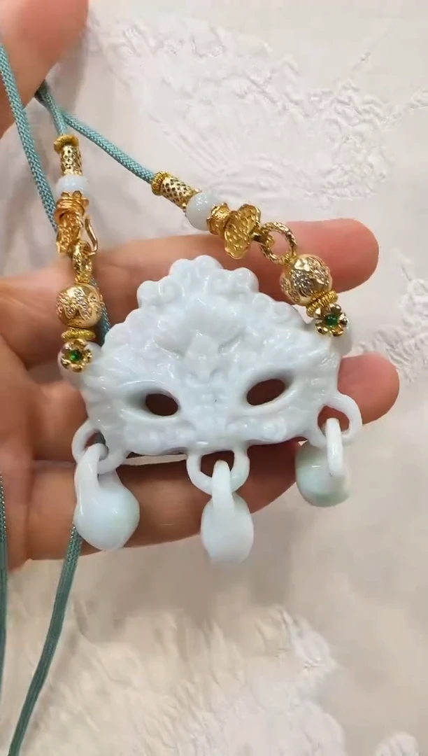 翡翠未镶嵌颈饰国风