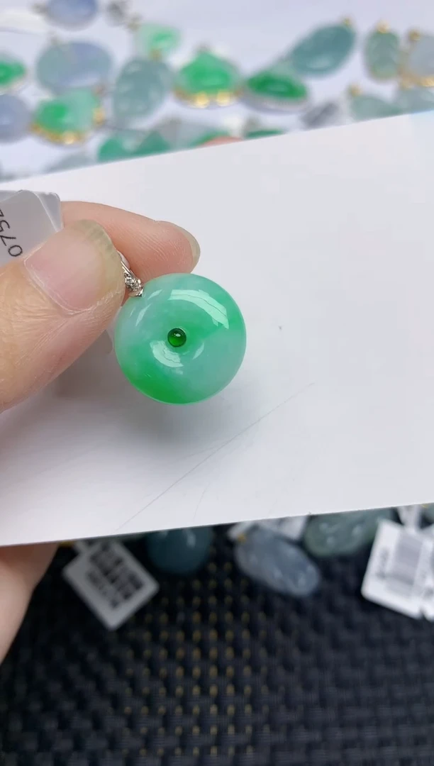 翡翠18K金镶嵌颈饰天然翡翠A货