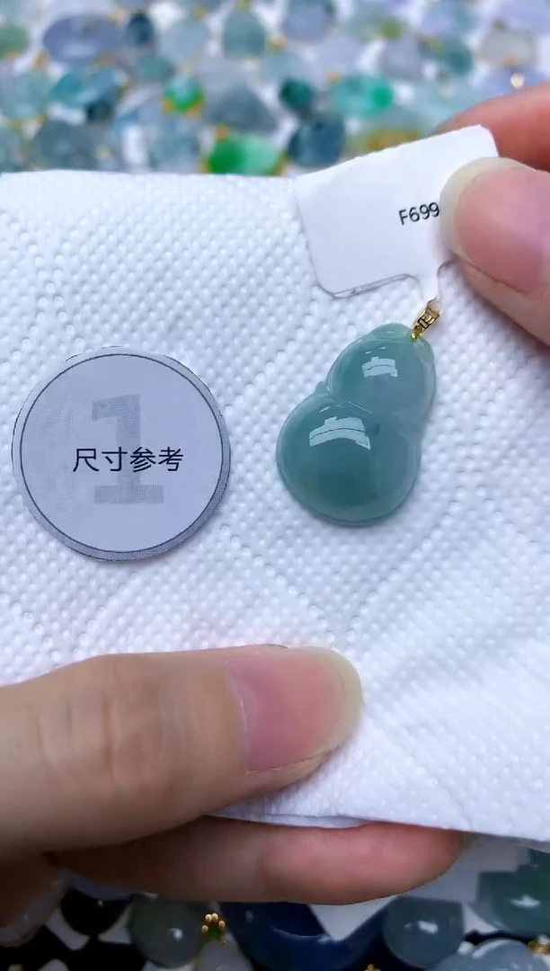 颈饰18K金镶嵌翡翠天然A货翡翠