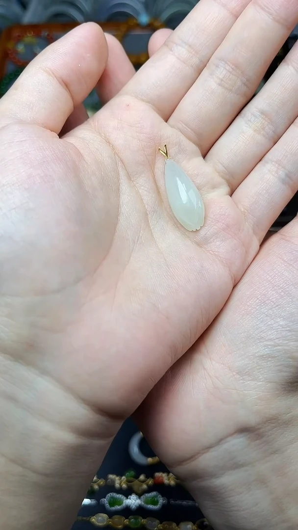 颈饰18K金镶嵌和田玉玉兰花 06