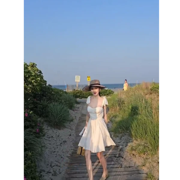白色小香风光泽感吊带连衣裙女韩系温柔减龄蝴蝶结蓬蓬裙生日裙子