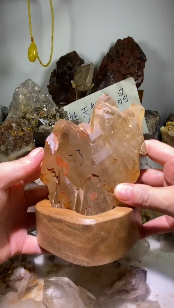 未镶嵌珠宝半成品水晶37号693g马岛茶黄色骨干摆件+底座
