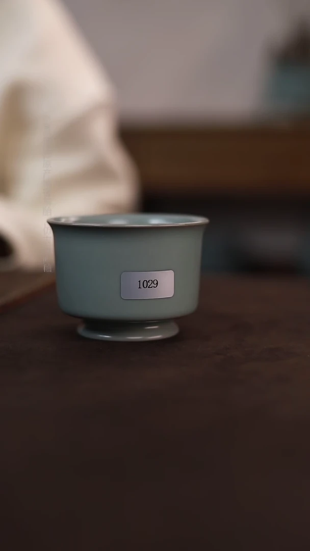 【闪购商品】杯1029微瑕青绿仿古卷足罗汉