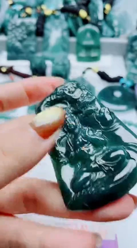 颈饰未镶嵌翡翠
