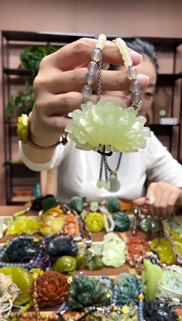 未镶嵌岫玉颈饰·