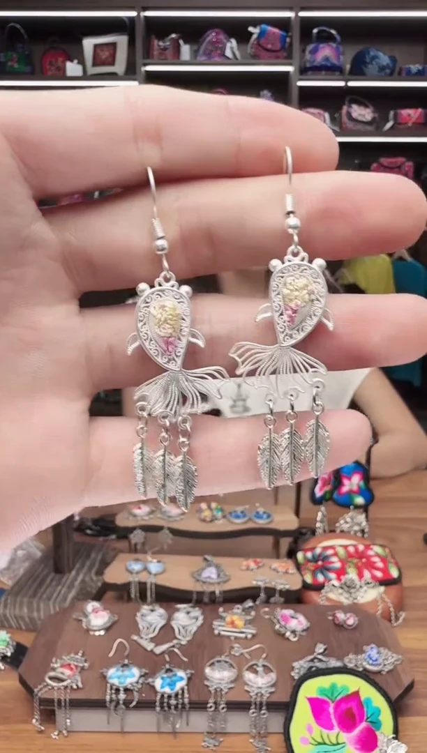 织绣136蒙阿苏苗绣传承店