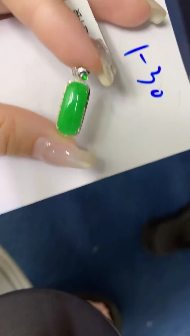 翡翠18K金镶嵌颈饰缅甸天然翡翠A货