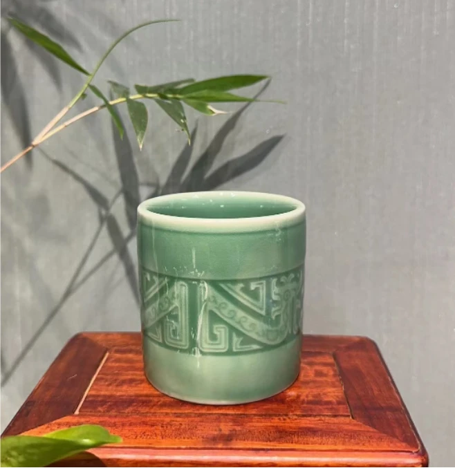 青瓷冰裂纹雕刻直口杯