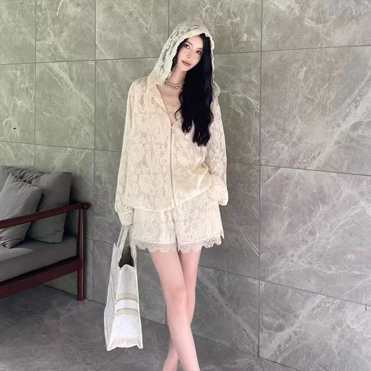 法式蕾丝连帽外套+蕾丝短裤